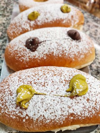 Maritozzo siciliano farcito con crema al pistacchio