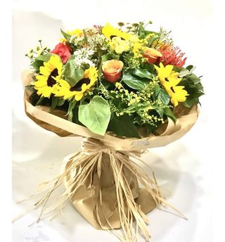 Bouquet con girasoli e altri fiori di stagione