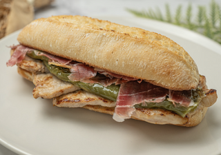 1/2 Bocadillo Caliente De Serranito