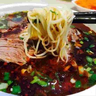 Sopa de tallarines con ternera 牛肉面