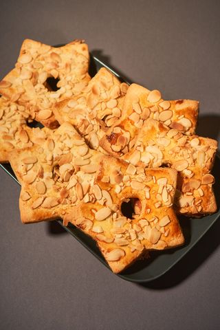 Biscuiți nisipoși cu petale de migdale