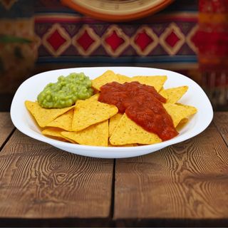 Nachos con guacamole e salsa messicana