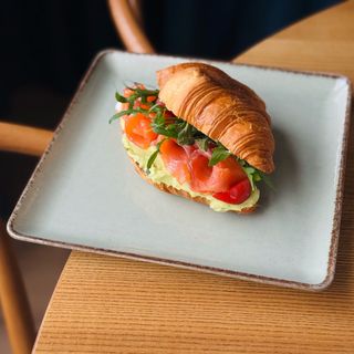 Круасан з лососем, авокадо, томатами та руколою