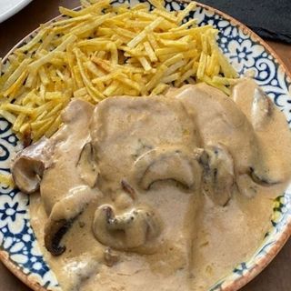 Solomillo De Cerdo En Salsa De Champiñones Y Patatas Fritas