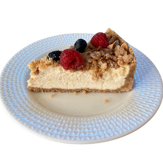 Cheesecake com frutas vermelhas, crumble e amêndoas