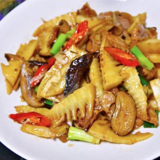 Cerdo con bambu y setas chinas