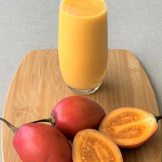 Tomate arbol en agua