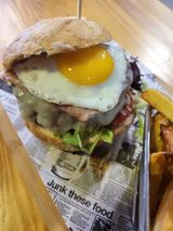 Hamburguesa Argentina con papas fritas