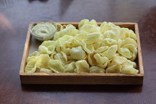 Чіпси з соусом айолі