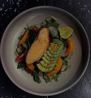 Insalata con avocado e salmone