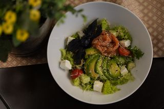 Салат з лососем та авокадо