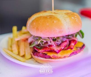 Hamburguesa Kevin Bacon con patatas fritas.