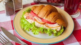 Круасан з куркою та сиром чедер