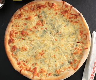 Pizza Quattro Formaggi - blat pufos