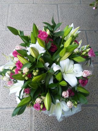 Ramo Lilium Oriental Blanco Y Rosas Fucsia