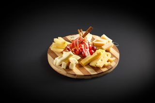 Platou cu branzeturi si prosciutto crudo