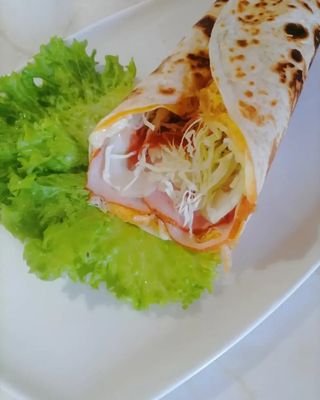 Omlet sa pečenicom i kačkavaljem u tortilji XL