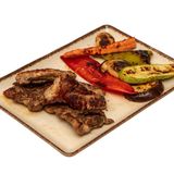 Жарено шарено месце с гриловани зеленчуци