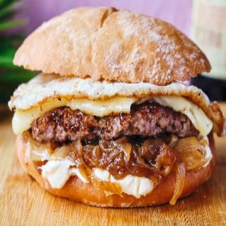 Hamburguesa Con Mayonesa Y Cebolla Pochada