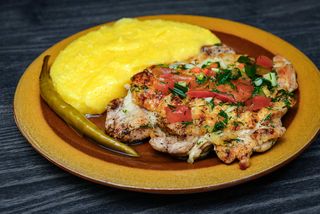 Saramura din pulpa dezosata de pui cu mamaliguta	