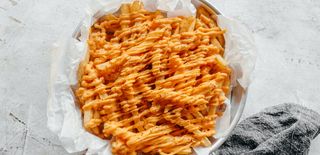 Pomfrit sa čedar sirom