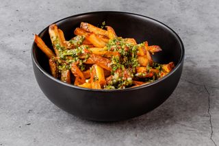 Cartofi proaspăți prăjiți cu chimichurri