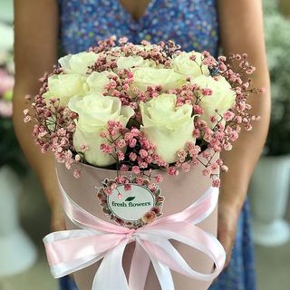 თეთრი ვარდების თაიგული მუყაოს სასაჩუქრე კოლოფში 