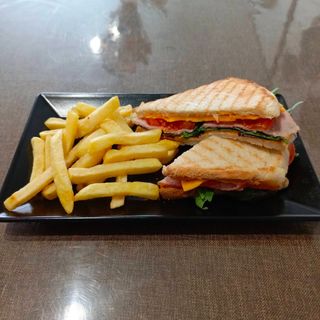 Сендвіч з картоплею фрі (280 гр)