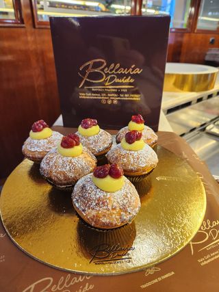 Pasticcino con crema e amarena