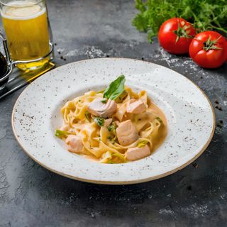 Фетучини с семгой, шпинатом в сливочном соусе