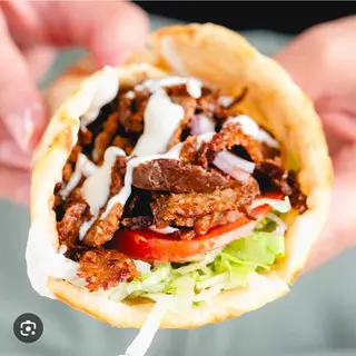 Kebab con patatas dentro 