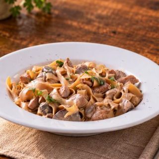 Tagliatelle z polędwicą i grzybami