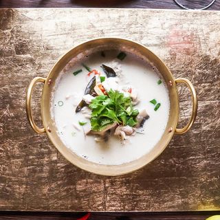 Пилешка супа с кокос, лимонова трева и гъби (500г)