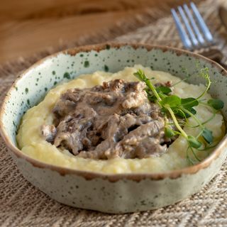 Бефстроганов із телятини з картопляним пюре