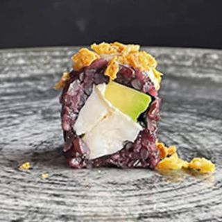 Uramaki Arroz Negro Con Camarones Cocidos Y Aguacate (8 Pzs.)