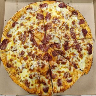 Пица с луканка 50см. 1.8кг + 2бр Кока Кола кен