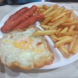 Combinado De Salchichas Con Huevo Frito Y Patatas Fritas