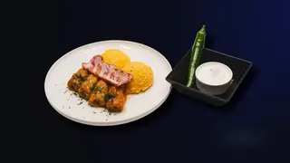 Sarmale cu mamaliga, smantana, ardei iute si bacon