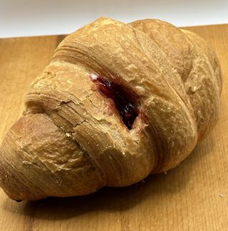 Круасан з вишнею