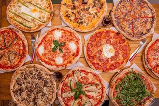 Pizza salamino piccante, pomodoro, mozzarella