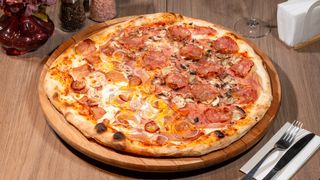 PIZZA CONTESA (jumatate sunca,ciuperci,salam si jumatate bacon carnat,ceapa,ou
