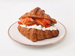 Круасан з лососем