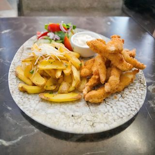 Degețele de pui cu cartofi prăjiți