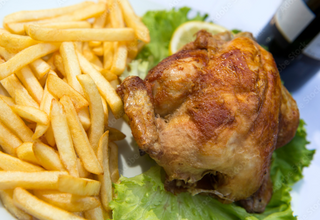 Pollo arrosto con patatine fritte