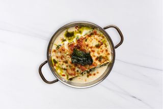 Запеченные каннеллони с лимонной рикоттой и шпинатом в сырном соусе с песто