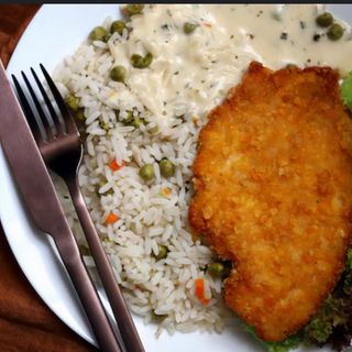 Plato Combinado Grande Con Milanesa Más Arroz Y Verduras