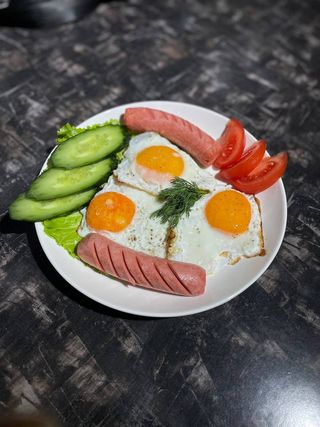 Яичница с сосисками