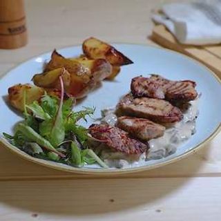 Muschi de porc cu sos de ciuperci si cartofi copti  cu rozmarin 500 g