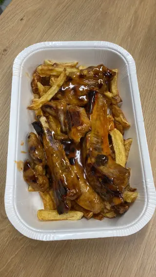 Медени ребърца в сладко чили и пържени картофки (500г)