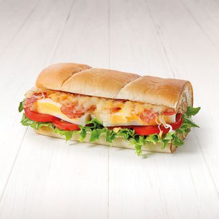 Сандвич Поширано яйце с топено сирене и бекон (15см)